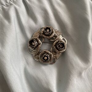 Vintage 3d Rhinestone Rose Flower Wreath Circle Silver Tone Brooch Pin 1.75"